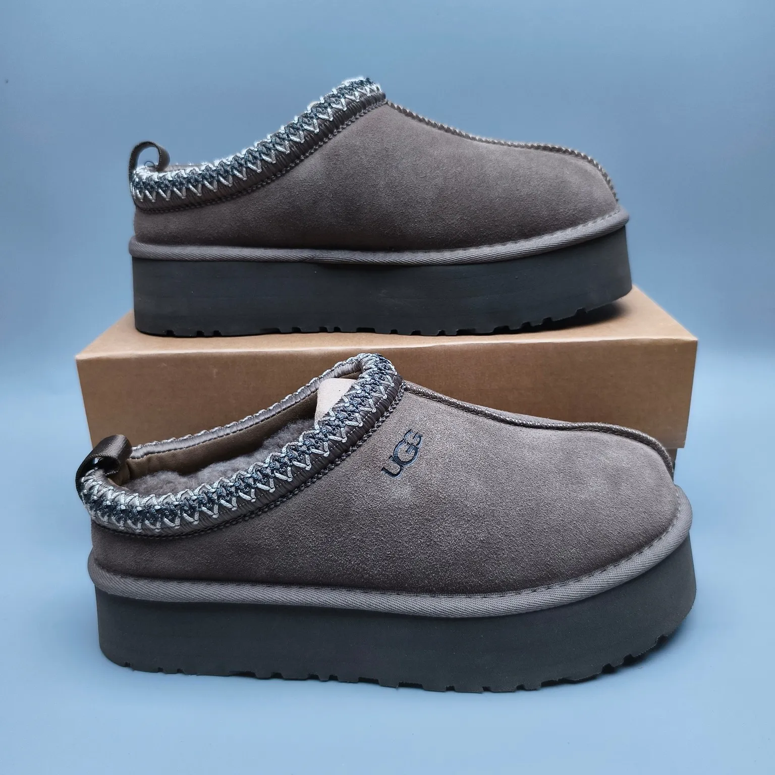 💰440 UGG sheepskin all-in-one snow boots 2553 co-branded national trend style thick-soled one-leg women’s snow boots🐾~ 🍭 A co-branded trendy item launched with well-known designer brands Feng Chen Wang and TELFAR. Zhou Dongyu & Wang Jiaer’s same style Fang Kete boots. The slip-on design makes it easy to put on and take off, and can be used indoors or outdoors. The exotic edging design is eye-catching, and it is definitely worth buying~ 🍭Material: cowhide➕sheep fur Outsole: rubber (light wing technology) 🍭Color: black, maroon, sand, dark green, light gray, chocolate, beige, walnut, brown, dark gray, red 🍭Number of codes: 35-42